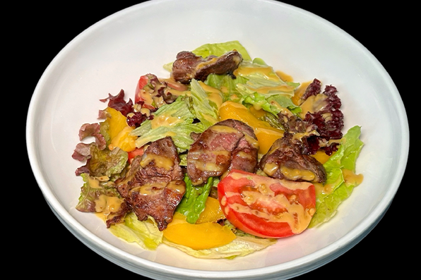 Салат с куриной печенью и персиками